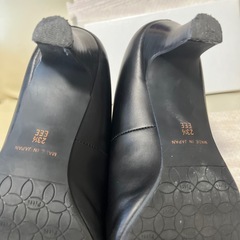 黒パンプスの画像