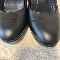 黒パンプスの画像