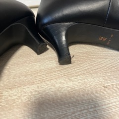 黒パンプスの画像