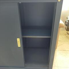 【ジモティー割引で最大15％OFF⭐️】 スチール製 屋外物置 ネイビー×白の画像