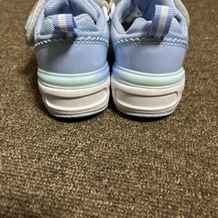 光る靴の画像