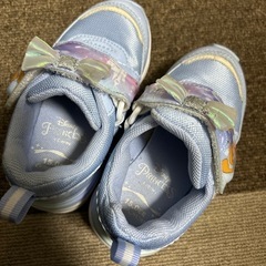 光る靴の画像