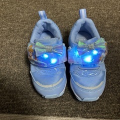 光る靴の画像