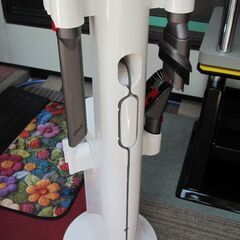 💗新品に近い💗ダイソンフロアドク（室内保管台）　ホワイトボディ　デザインがお部屋にマッチの画像