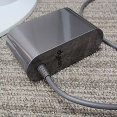 💗新品に近い💗ダイソンフロアドク（室内保管台）　ホワイトボディ　デザインがお部屋にマッチの画像
