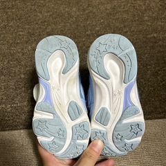 光る靴の画像