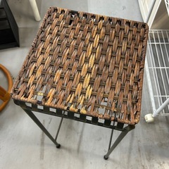 木を編み込んだ鉄製の棚の画像