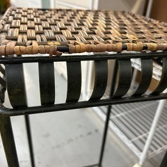 木を編み込んだ鉄製の棚の画像