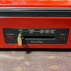 赤いホットプレートの画像