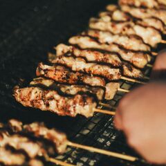 【宜野湾市｜焼き鳥屋台スタッフ】黙々と働ける環境！将来独立したい方／履歴書なしで面談可の画像