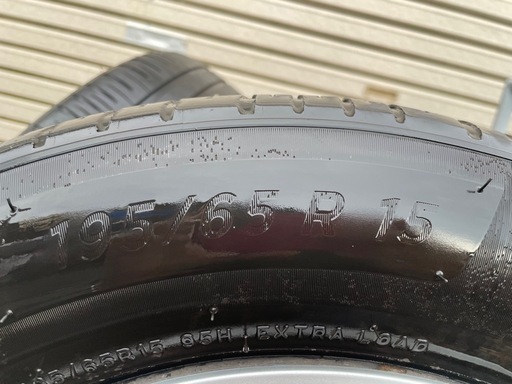 トヨタ純正ホイルキャップ付きタイヤ