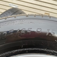 トヨタ純正ホイルキャップ付きタイヤの画像