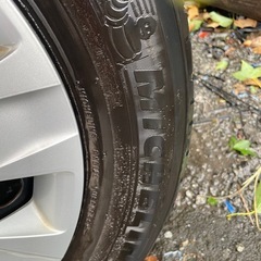 トヨタ純正ホイルキャップ付きタイヤの画像