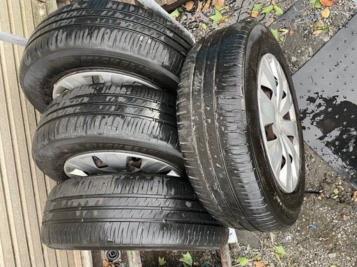 トヨタ純正ホイルキャップ付きタイヤ