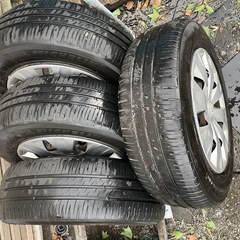 トヨタ純正ホイルキャップ付きタイヤの画像