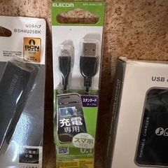USBハブ・USBケーブル・充電器など、機器3点の画像