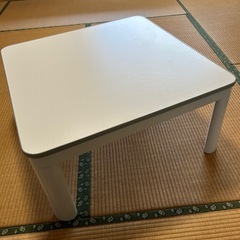 リバーシブルの天板の可愛いコタツの画像