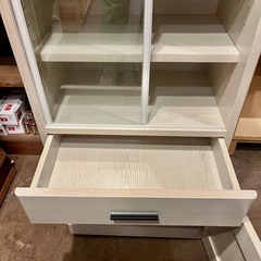 【武蔵小山店】 食器棚　コンパクト　カップボード　キッチン収納　ガラス扉　スリム収納　コンパクト家具　収納棚　木製棚　戸棚　ナチュラル家具　北欧風　シンプル家具　収納家具　棚　中古家具　おしゃれ家具の画像