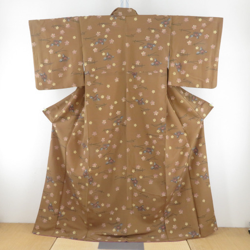 小紋 広衿 ポリエステル 茶色x黄色 椿と梅に松葉模様