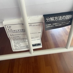 白いシングルベッドの画像