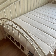 白いシングルベッドの画像