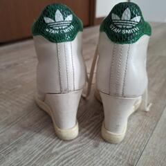 adidas スニーカーの画像
