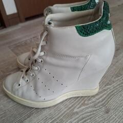 adidas スニーカーの画像
