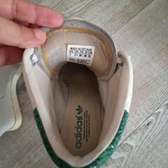 adidas スニーカーの画像