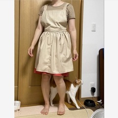 ベージュのエプロンの画像