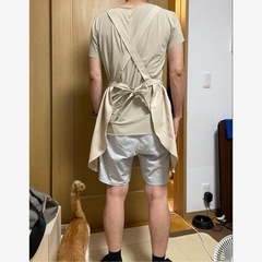 ベージュのエプロンの画像