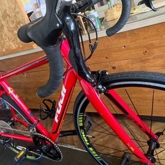 【SALE！7月末まで防犯登録無料！FUJI ROUBAIX 1.3 2018年製前後タイヤ・チューブ新品！】カーボンフォーク　アルミフレーム　2×11速　700×28cロードバイク　レッドの画像