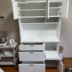 食器棚の画像