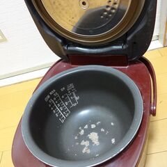 ■傷あり■東芝 5.5合炊き 炊飯器 真空かまど炊き RC-10VRF 2012年製 IH炊飯器 グランレッドの画像