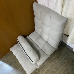 机と折りたたみ椅子の画像