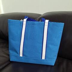 青いトートバックの画像