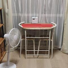 2人用のダイニングテーブルの画像