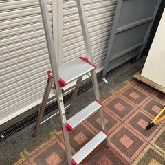 【中古】¥1,500 3段脚立　ハシゴ　折りたたみ式【IG065】の画像