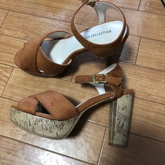 スエードサンダルの画像