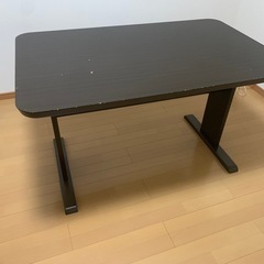 ４人掛けテーブルの画像