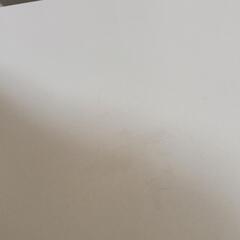 白いテーブル（IKEA）の画像