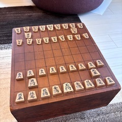 将棋盤と駒のセットの画像