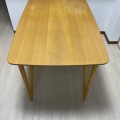 ダイニングテーブルの画像