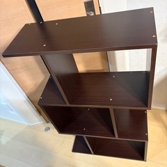 シェルフ 3段 S字デザイン 収納棚 木目 縦横使い可 背面化粧処理済 耐荷重 5kg 組立式 空間活用 省スペース 高さ105.9cm QSM-200の画像