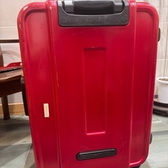 赤スーツケースの画像