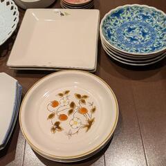 沢山の食器の画像