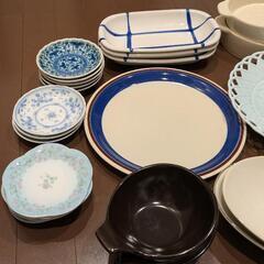沢山の食器の画像
