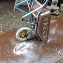 おしゃれな作業1輪車の画像