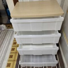 【そこそこキレイ!清潔!!】4段衣類収納ケース(コロ付き)の画像