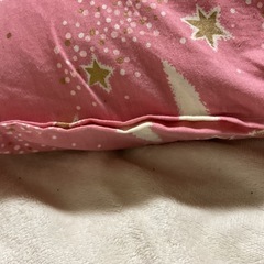 枕  29✖️45✖️h8cm  桃色に金色の星や月の柄の画像