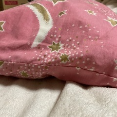 枕  29✖️45✖️h8cm  桃色に金色の星や月の柄の画像